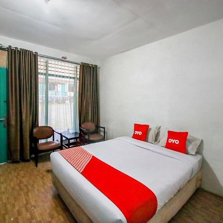 Oyo 2322 Dien Karona Hotel Берастагі Екстер'єр фото