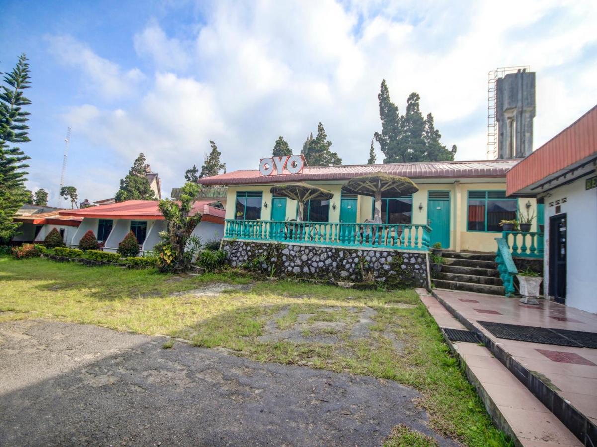 Oyo 2322 Dien Karona Hotel Берастагі Екстер'єр фото