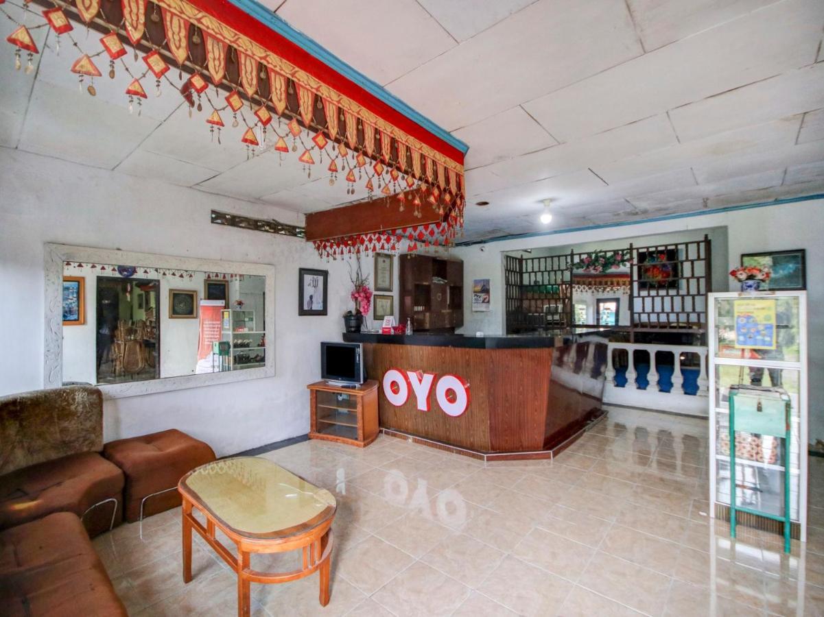 Oyo 2322 Dien Karona Hotel Берастагі Екстер'єр фото