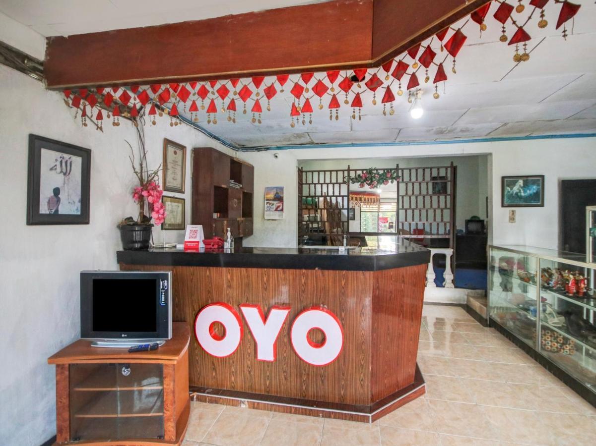 Oyo 2322 Dien Karona Hotel Берастагі Екстер'єр фото