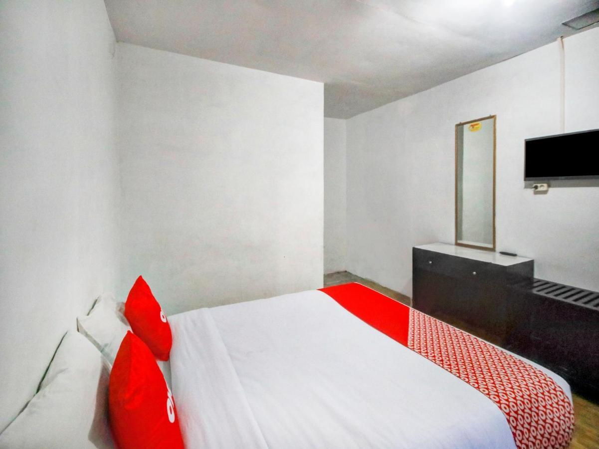 Oyo 2322 Dien Karona Hotel Берастагі Екстер'єр фото