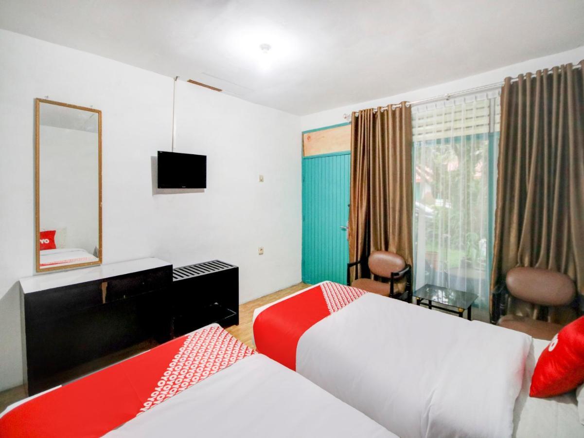 Oyo 2322 Dien Karona Hotel Берастагі Екстер'єр фото