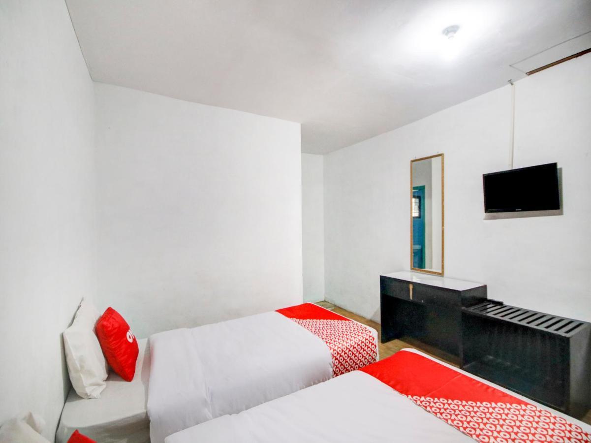 Oyo 2322 Dien Karona Hotel Берастагі Екстер'єр фото