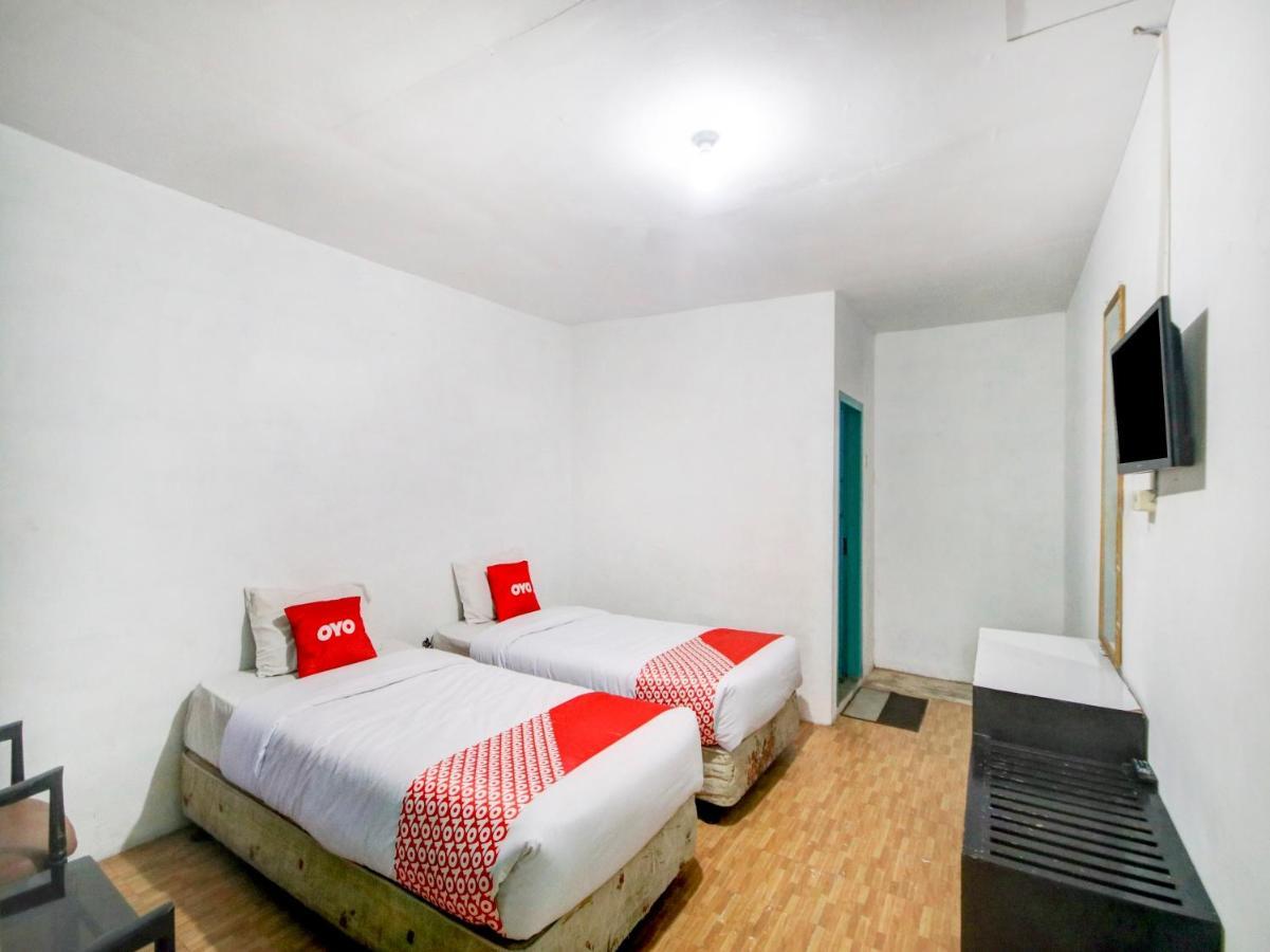 Oyo 2322 Dien Karona Hotel Берастагі Екстер'єр фото