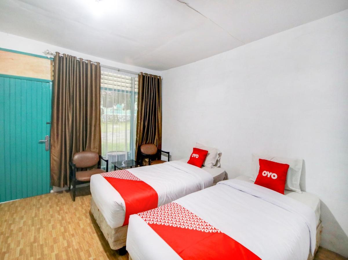 Oyo 2322 Dien Karona Hotel Берастагі Екстер'єр фото