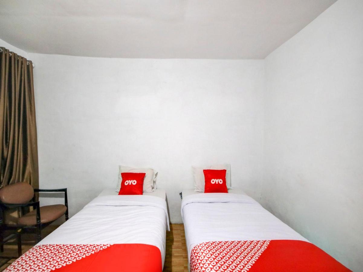 Oyo 2322 Dien Karona Hotel Берастагі Екстер'єр фото