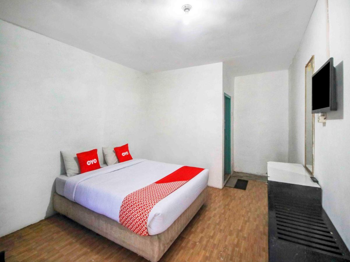 Oyo 2322 Dien Karona Hotel Берастагі Екстер'єр фото