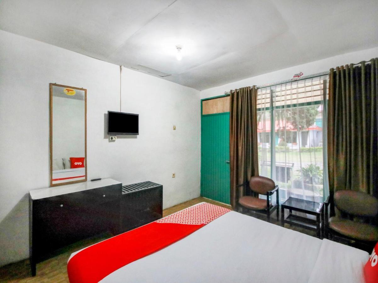 Oyo 2322 Dien Karona Hotel Берастагі Екстер'єр фото